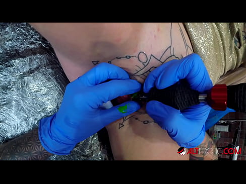 ❤️ Ekstremt tatoveret hottie Sully Savage fik en tatovering på sin klitoris ❤️ Sex at da.porn-mz-com.ru ❌️❤